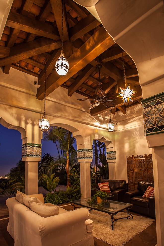 サンタバーバラにある広い地中海スタイルのおしゃれなテラス・中庭 (張り出し屋根) の写真