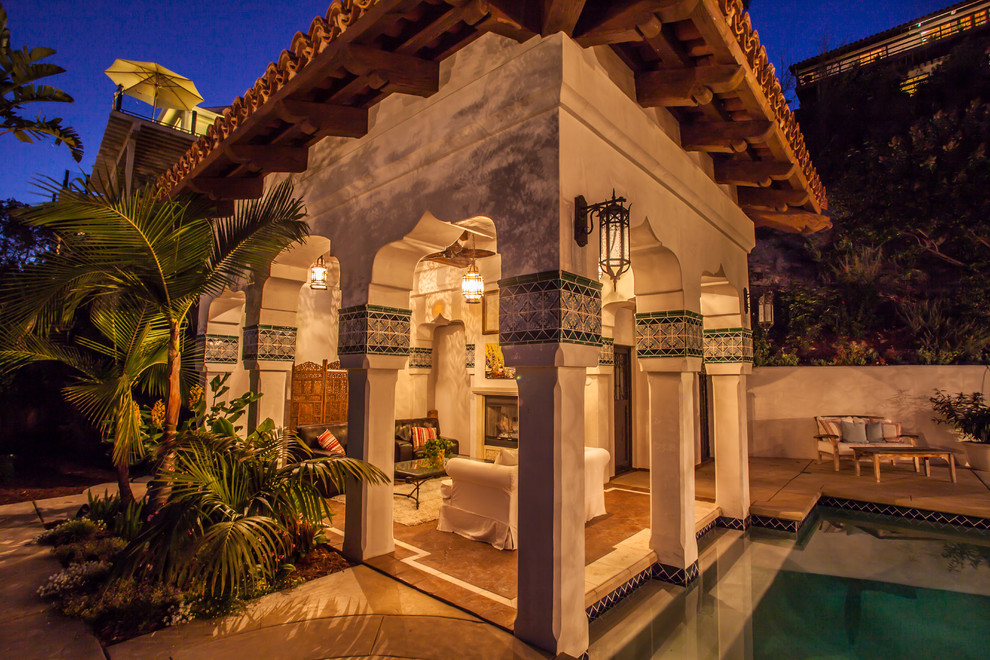 サンタバーバラにある高級な広い地中海スタイルのおしゃれな裏庭のテラス (ファイヤーピット、タイル敷き、張り出し屋根) の写真