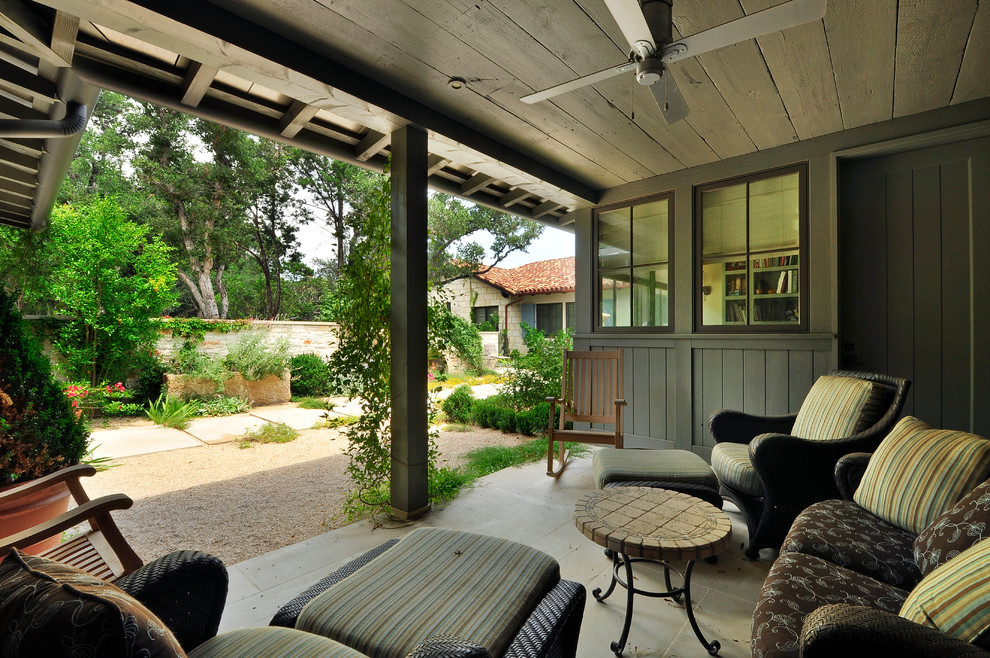 Immagine di un patio o portico design con un tetto a sbalzo