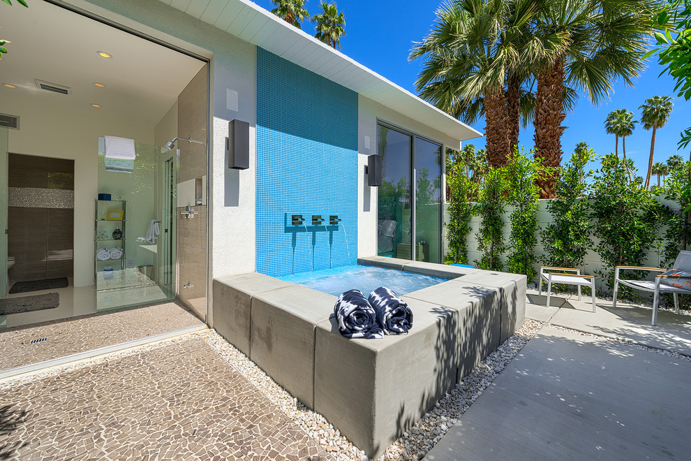 Cette photo montre une terrasse moderne avec un point d'eau.