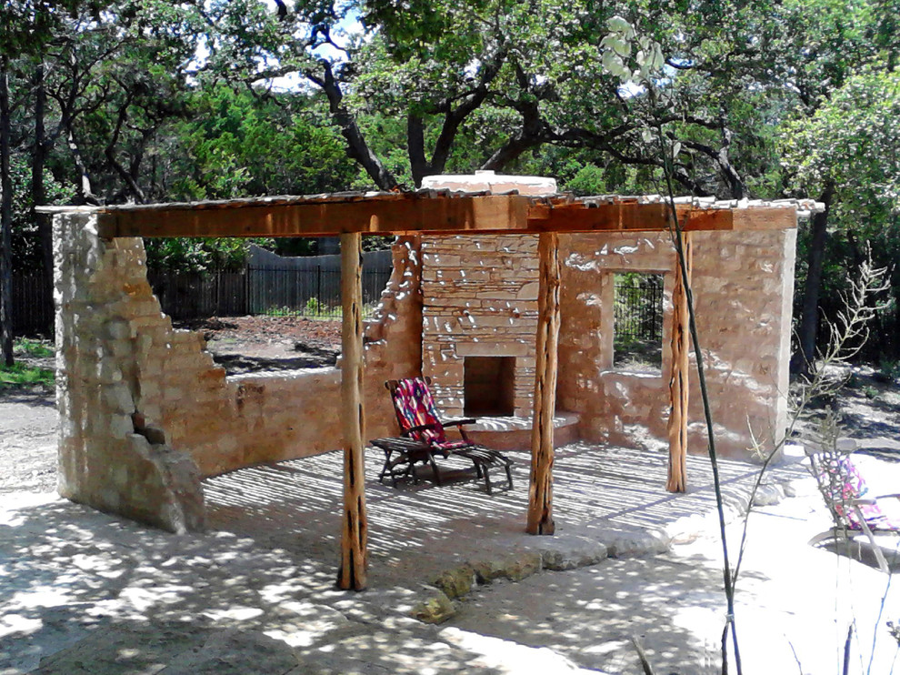 Foto di un grande patio o portico american style dietro casa con pavimentazioni in pietra naturale, un gazebo o capanno e un focolare