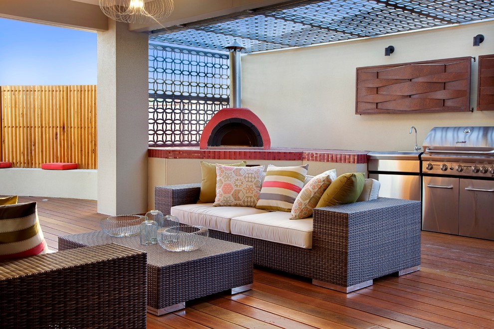 Moderner Patio mit Dielen und Grillplatz in Melbourne