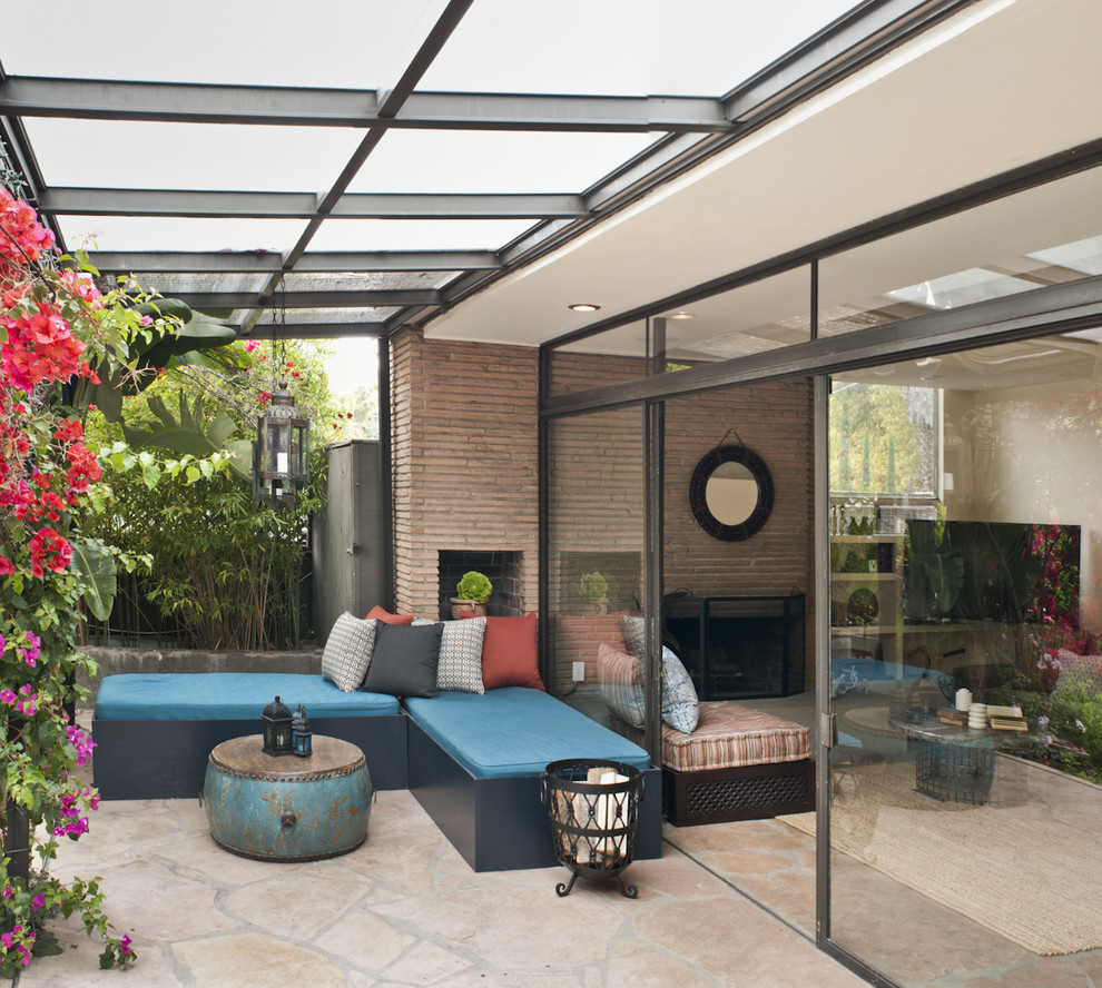 Стильный дизайн: двор в современном стиле с покрытием из каменной брусчатки - последний тренд