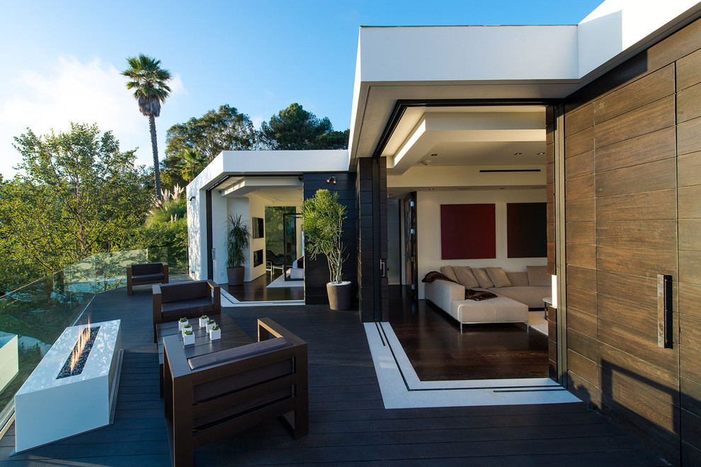 Immagine di un patio o portico minimal di medie dimensioni e nel cortile laterale con un focolare e nessuna copertura