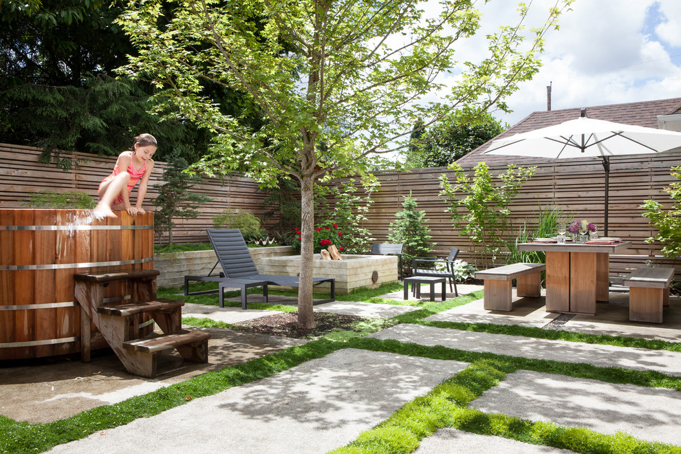 Пример оригинального дизайна: маленький двор на заднем дворе в стиле модернизм с местом для костра и мощением тротуарной плиткой для на участке и в саду