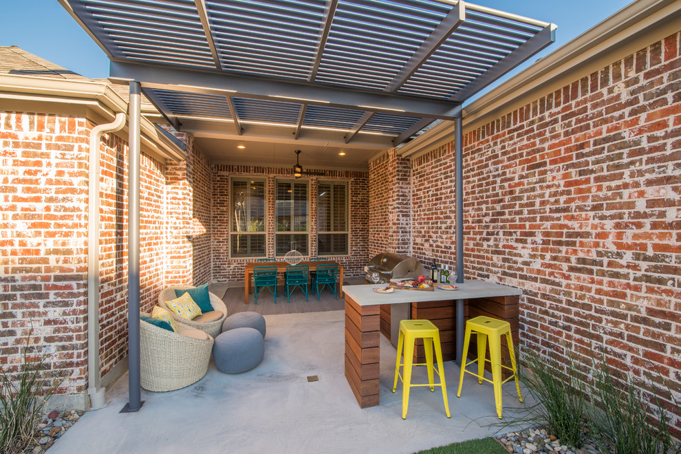 Пример оригинального дизайна: маленький двор на заднем дворе в современном стиле с летней кухней и покрытием из бетонных плит для на участке и в саду