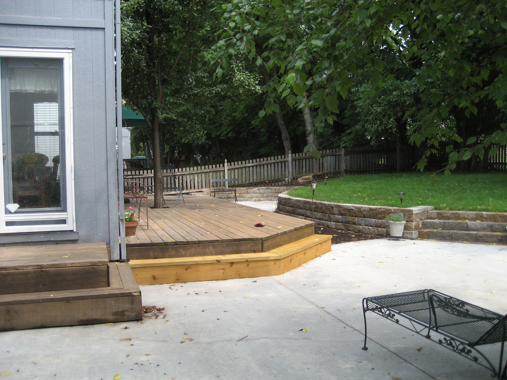 Diseño de patio contemporáneo de tamaño medio sin cubierta en patio trasero con losas de hormigón