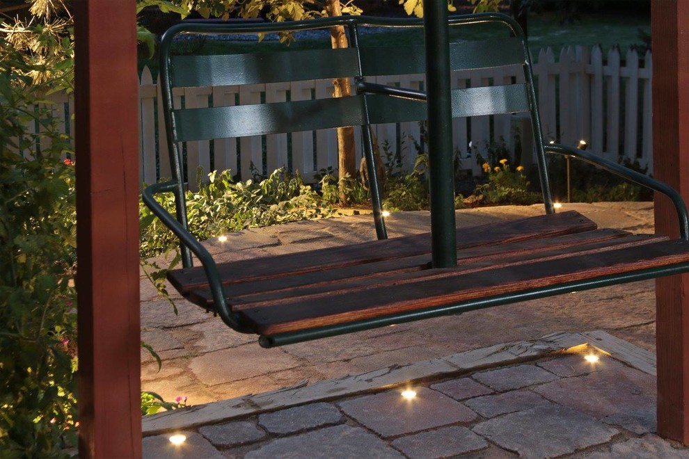 Modelo de patio contemporáneo pequeño en patio trasero con adoquines de piedra natural