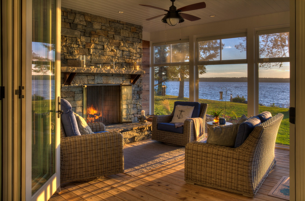 Mittelgroßer, Überdachter Maritimer Patio hinter dem Haus mit Feuerstelle und Dielen in Minneapolis