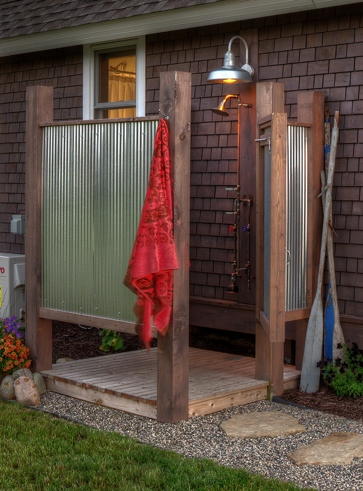 На фото: двор среднего размера на боковом дворе в классическом стиле с летним душем и настилом с
