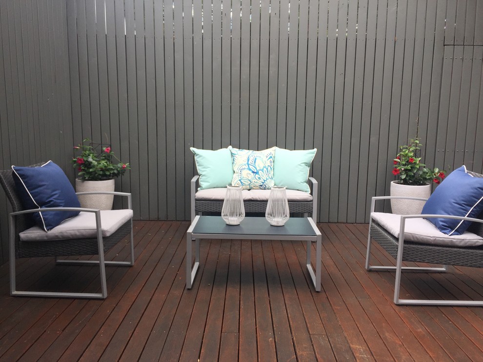 Стильный дизайн: двор среднего размера на заднем дворе в современном стиле с настилом без защиты от солнца - последний тренд