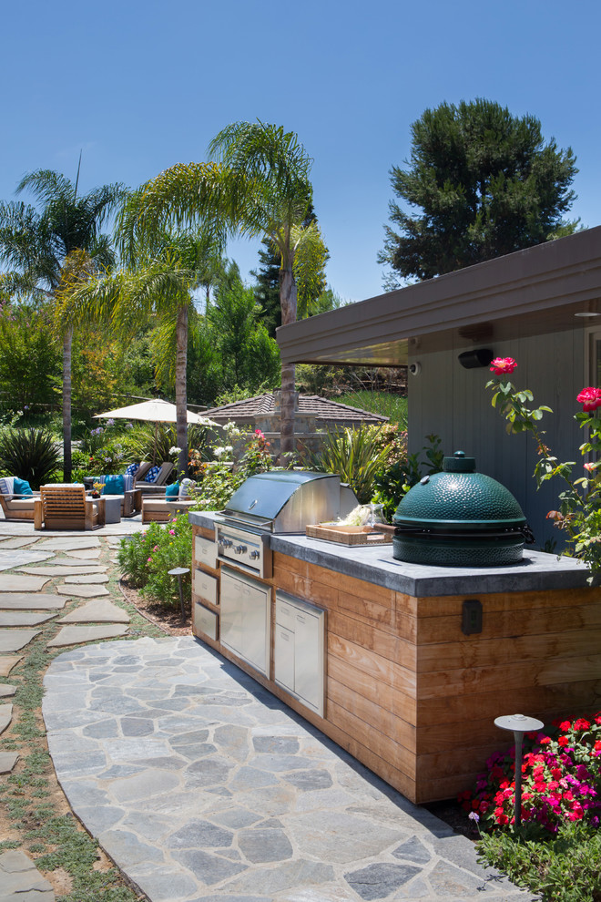ロサンゼルスにある高級な巨大なトラディショナルスタイルのおしゃれな裏庭のテラス (天然石敷き、日よけなし) の写真