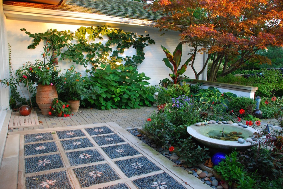 Свежая идея для дизайна: маленький двор на переднем дворе в стиле фьюжн с фонтаном и покрытием из каменной брусчатки без защиты от солнца для на участке и в саду - отличное фото интерьера