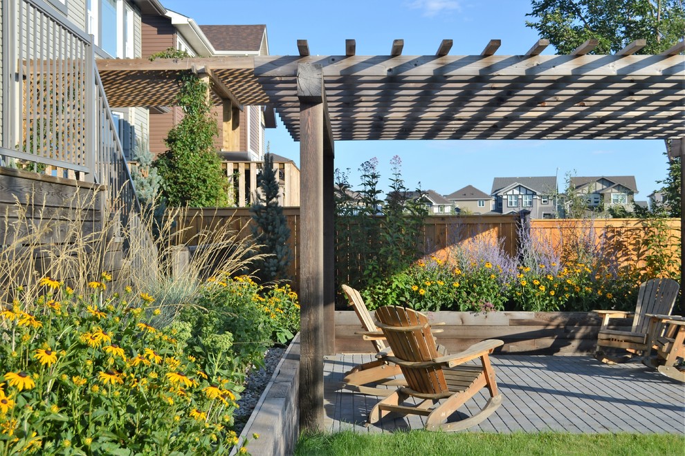 Immagine di un piccolo patio o portico chic dietro casa con pavimentazioni in mattoni e una pergola