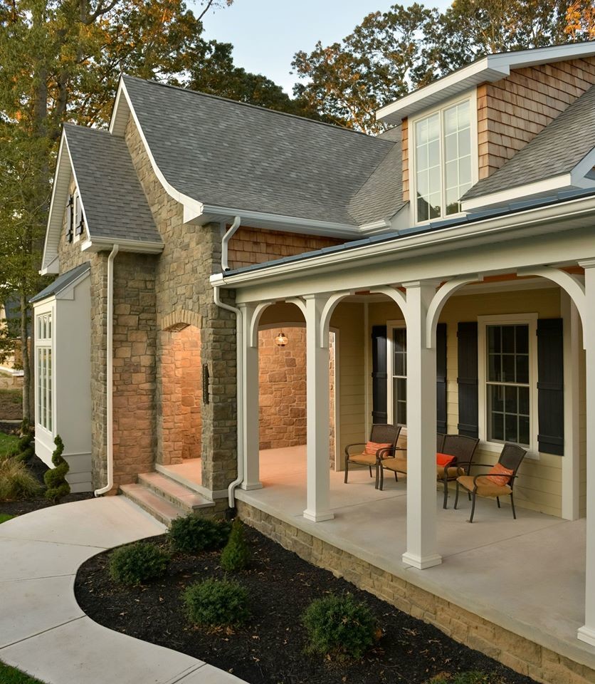 Idee per un patio o portico classico con lastre di cemento