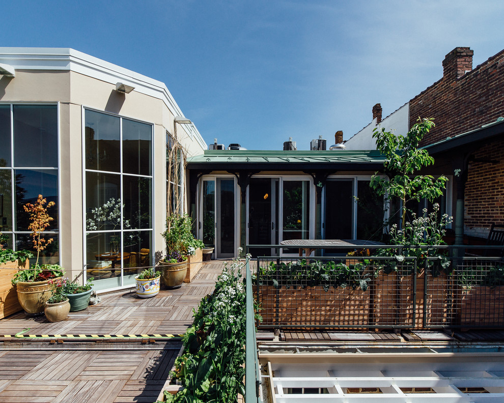 Réalisation d'une terrasse tradition de taille moyenne avec une extension de toiture.