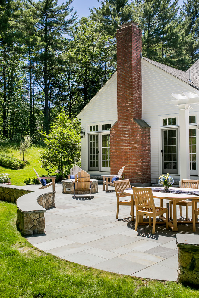 На фото: двор на заднем дворе в классическом стиле с покрытием из каменной брусчатки с