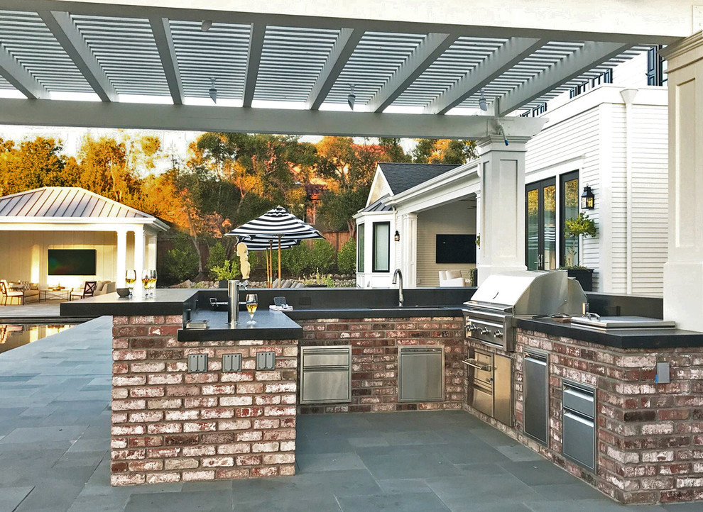 Großer Klassischer Patio mit Outdoor-Küche und Natursteinplatten in San Francisco