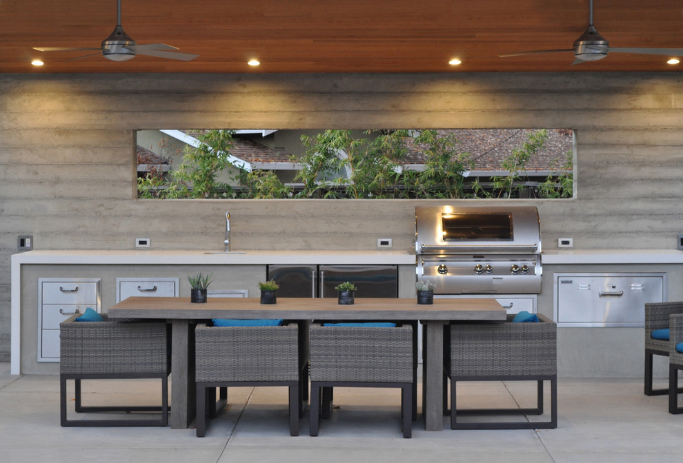 Réalisation d'une terrasse design avec une cuisine d'été.