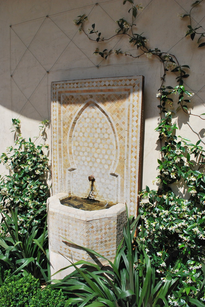 Immagine di un patio o portico mediterraneo con fontane