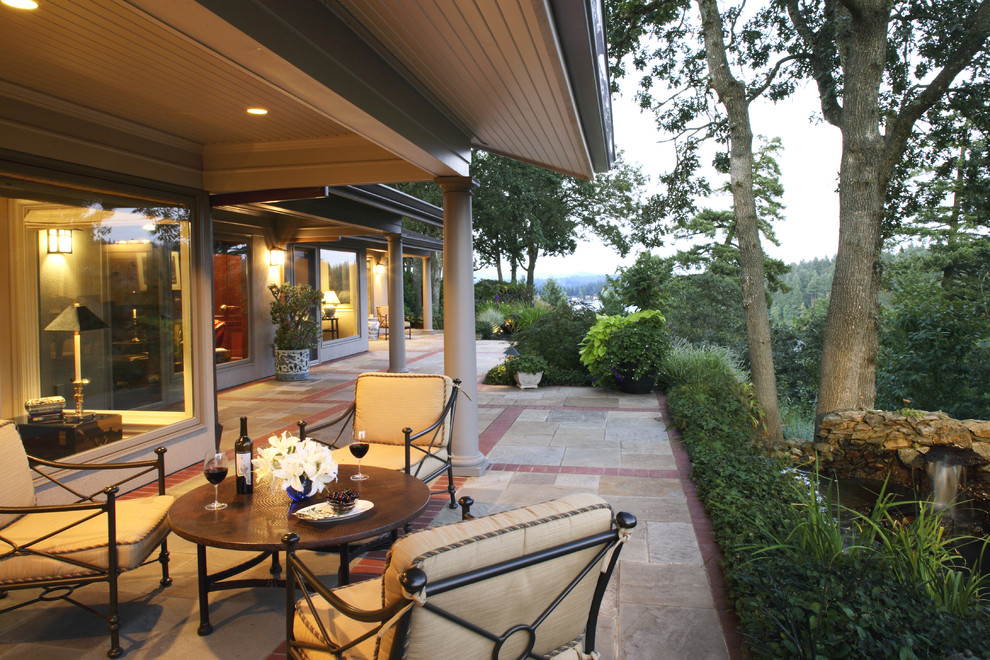 Réalisation d'une terrasse tradition avec une extension de toiture.