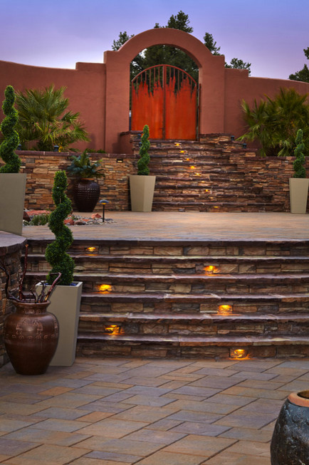 Immagine di un patio o portico stile americano davanti casa con pavimentazioni in pietra naturale