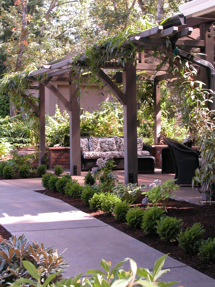 Exemple d'une terrasse chic avec un gazebo ou pavillon.