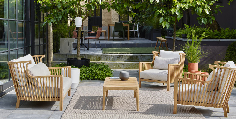 Design ideas for a contemporary patio in Miami.