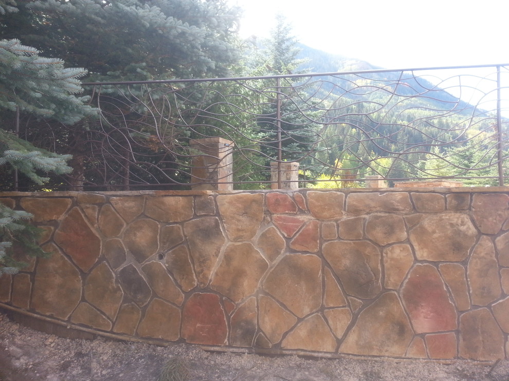 Idée de décoration pour une terrasse latérale champêtre.