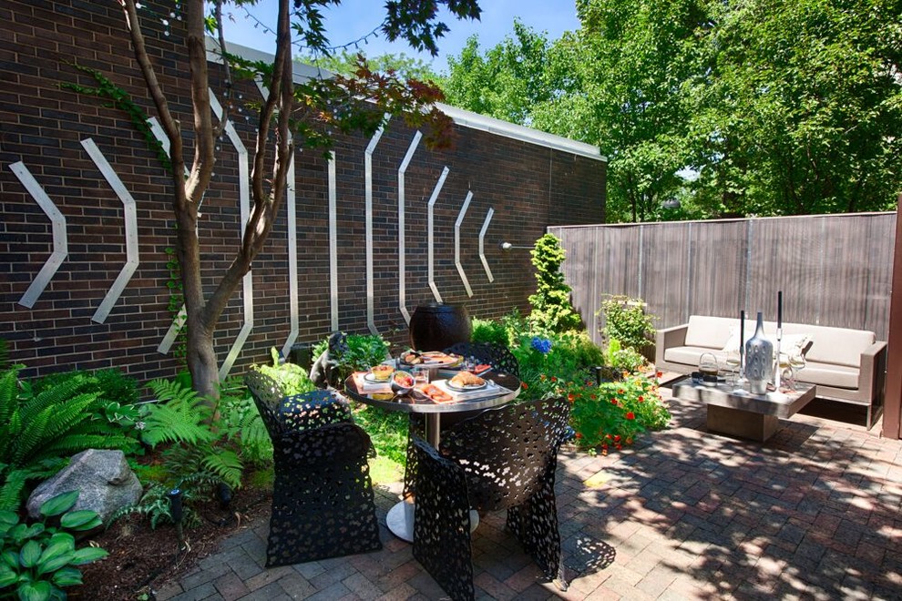 Пример оригинального дизайна: маленький двор в современном стиле для на участке и в саду