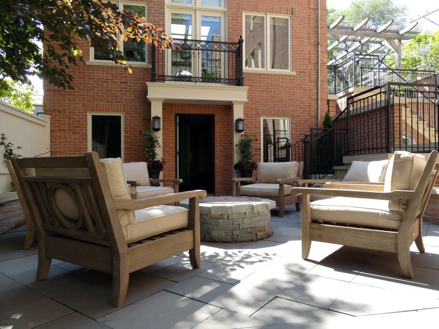 Свежая идея для дизайна: двор в классическом стиле - отличное фото интерьера
