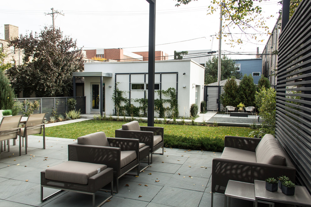 Свежая идея для дизайна: двор среднего размера на заднем дворе в современном стиле с мощением тротуарной плиткой без защиты от солнца - отличное фото интерьера