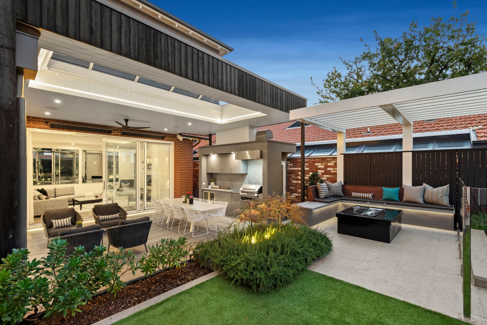 Foto di un grande patio o portico design dietro casa con pavimentazioni in cemento e un tetto a sbalzo