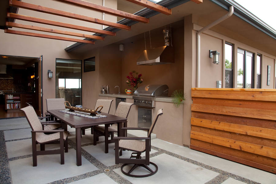 Großer Moderner Patio mit Outdoor-Küche und Betonboden in San Diego