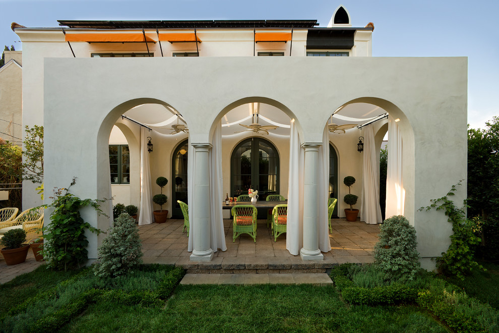 Свежая идея для дизайна: двор на заднем дворе в средиземноморском стиле - отличное фото интерьера