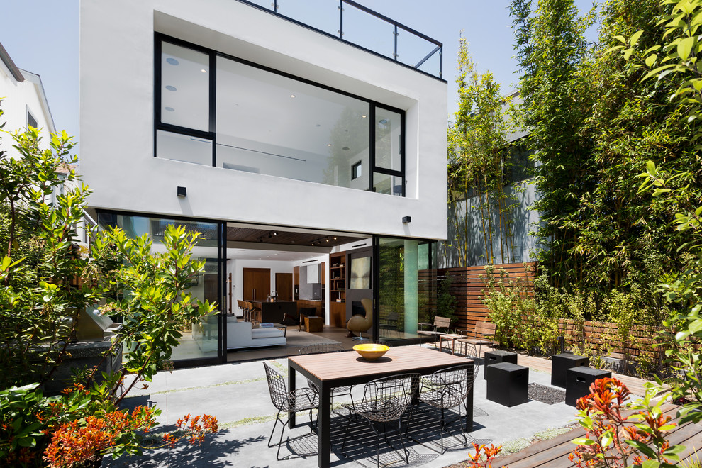 На фото: двор среднего размера на заднем дворе в современном стиле с покрытием из бетонных плит без защиты от солнца