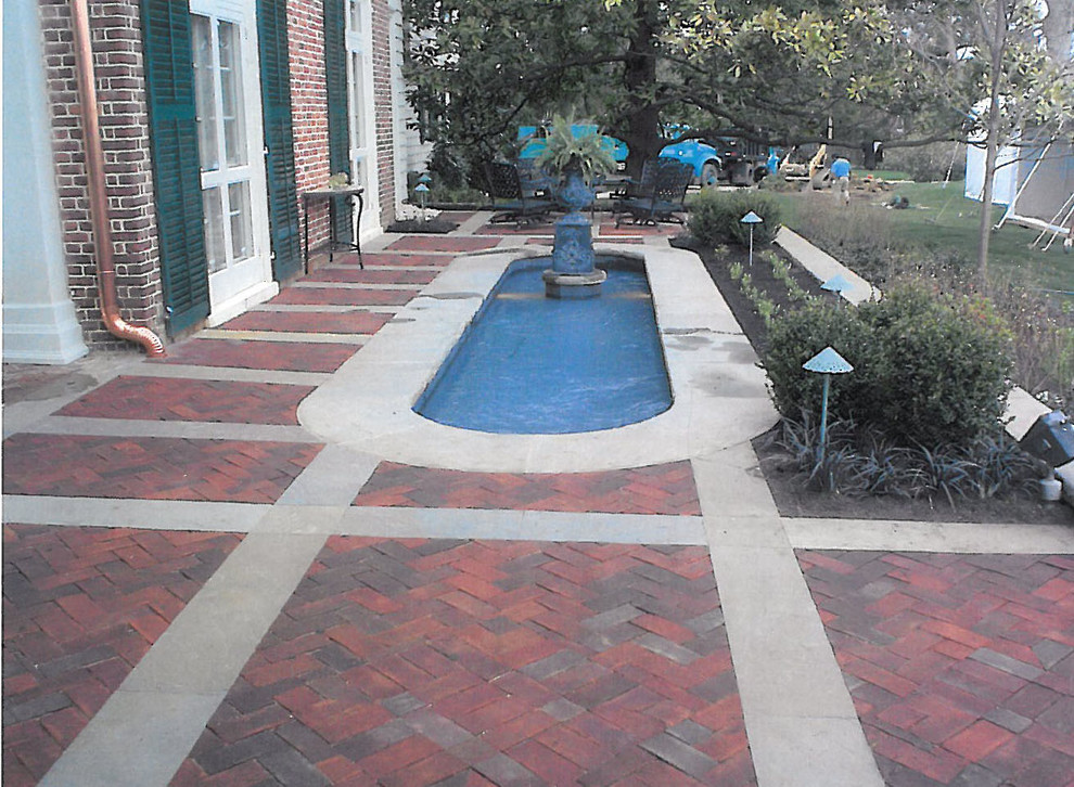 На фото: маленький двор на заднем дворе в классическом стиле с фонтаном и мощением клинкерной брусчаткой для на участке и в саду с