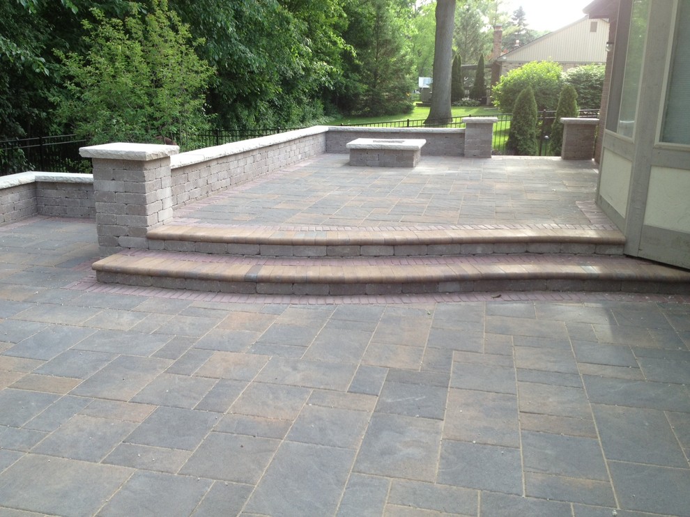Design ideas for a traditional patio in Detroit.