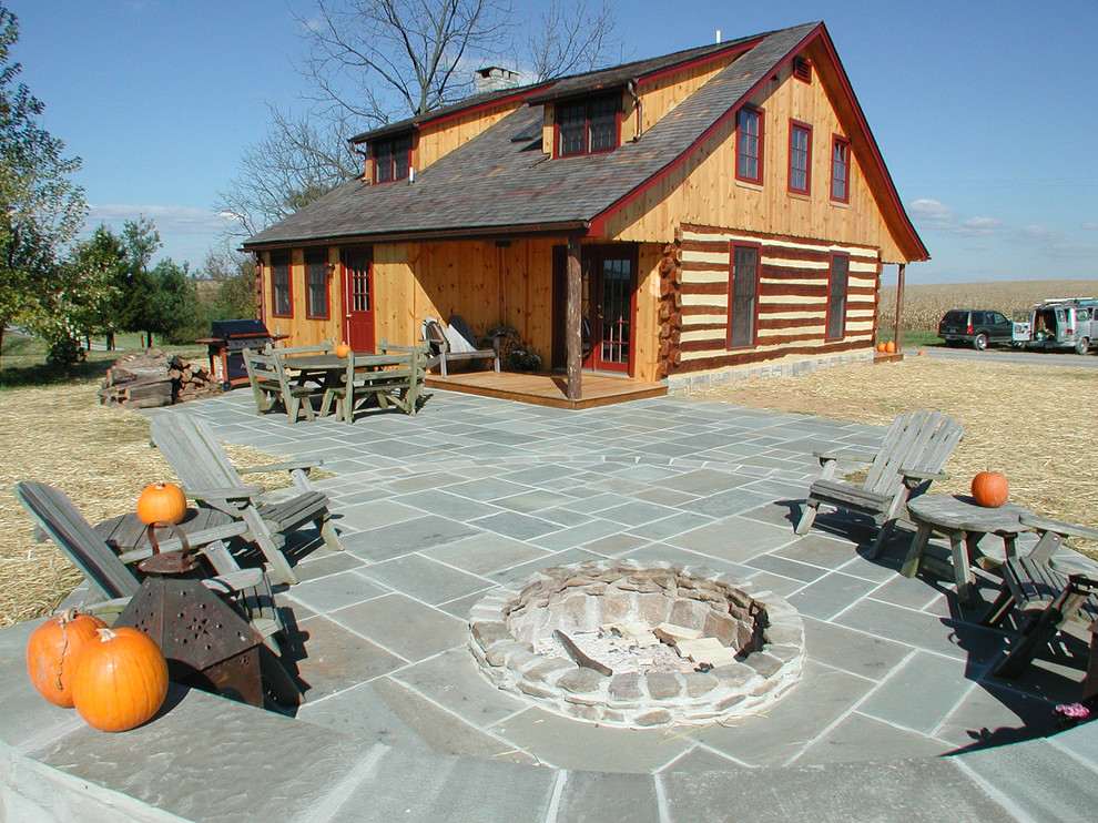 Пример оригинального дизайна: двор на заднем дворе в стиле рустика с местом для костра и покрытием из каменной брусчатки без защиты от солнца