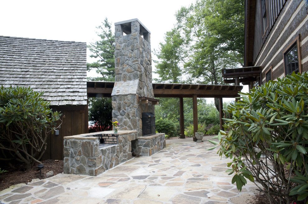 Esempio di un grande patio o portico country nel cortile laterale con pavimentazioni in pietra naturale e nessuna copertura