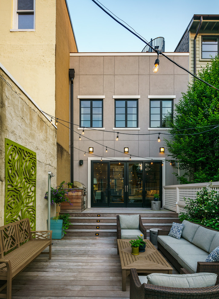 Свежая идея для дизайна: двор на заднем дворе в стиле модернизм с настилом - отличное фото интерьера