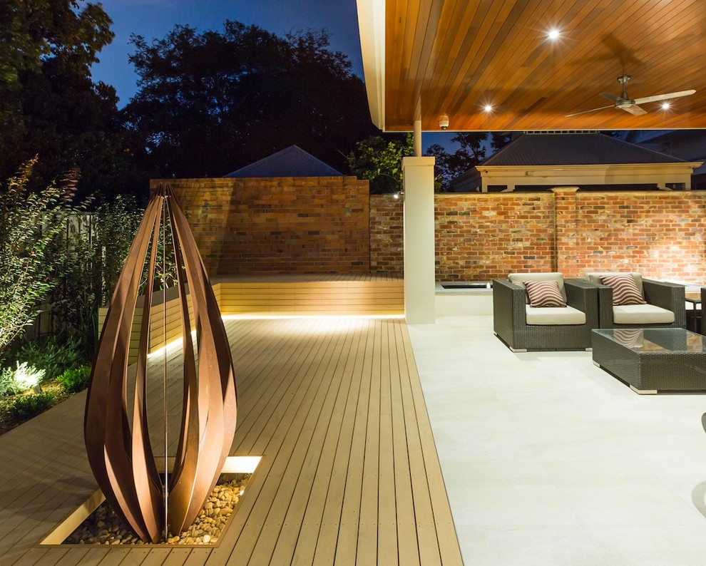 Cette image montre une terrasse en bois arrière design.
