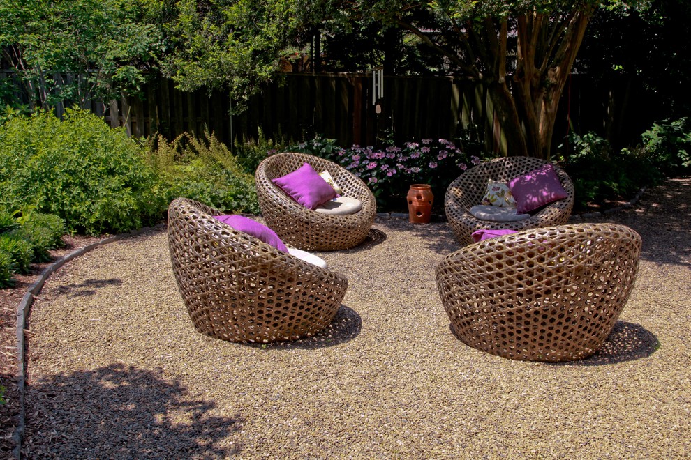Свежая идея для дизайна: двор в стиле фьюжн с покрытием из гравия без защиты от солнца - отличное фото интерьера