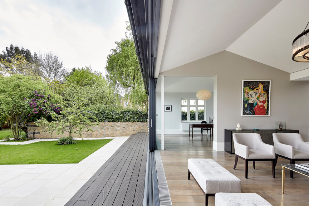 Photo of a large contemporary patio.