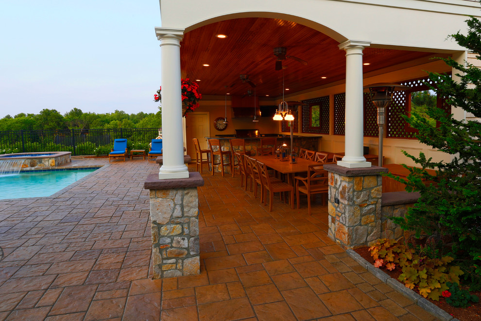Imagen de patio tradicional grande en patio trasero con cocina exterior y adoquines de hormigón