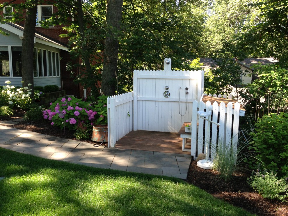 Стильный дизайн: двор на заднем дворе в морском стиле с летним душем - последний тренд