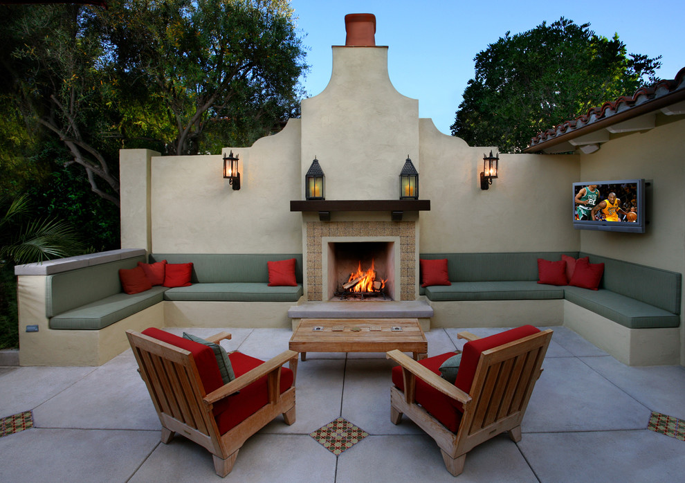 Inspiration for a patio in Los Angeles with a fire feature and no cover.