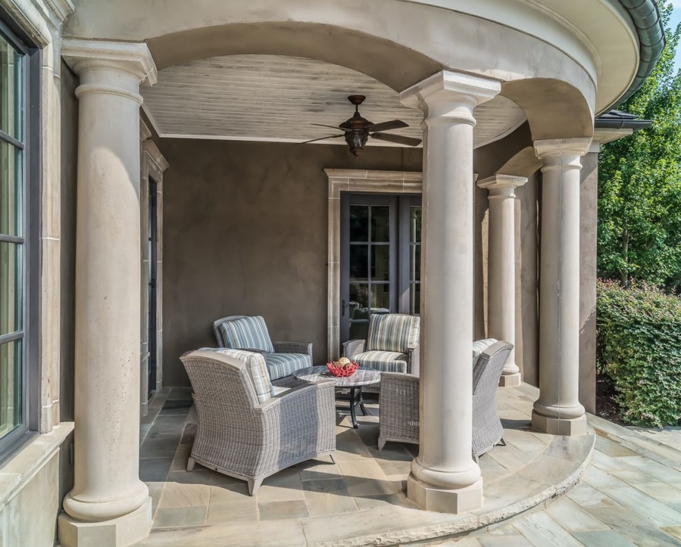 Cette image montre une terrasse arrière traditionnelle de taille moyenne avec une dalle de béton et un gazebo ou pavillon.