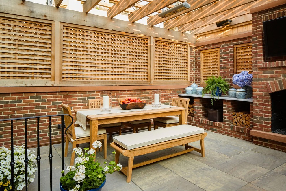 Immagine di un patio o portico chic con un giardino in vaso e una pergola