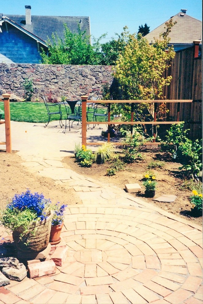 Réalisation d'un jardin potager et terrasse latéral craftsman de taille moyenne avec des pavés en béton et aucune couverture.
